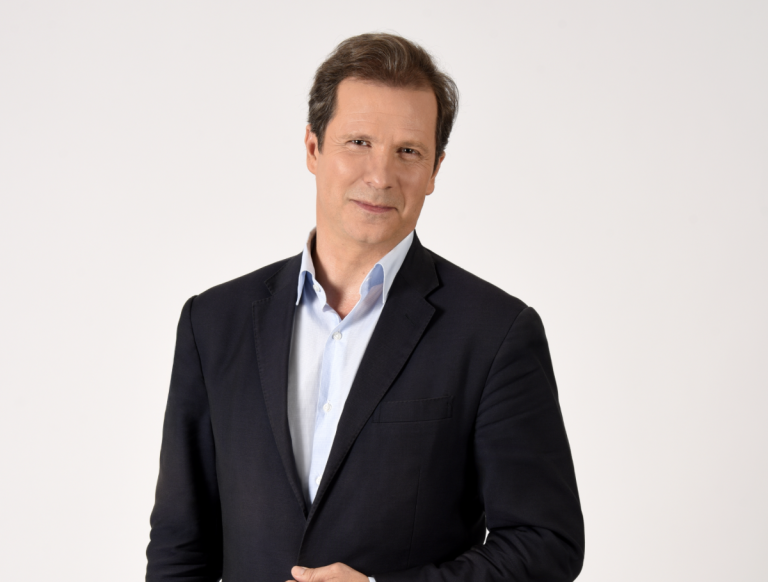 Guillaume DEBRÉ (LCI) : «Être la chaîne de référence pour la politique et ses grands rendez-vous»